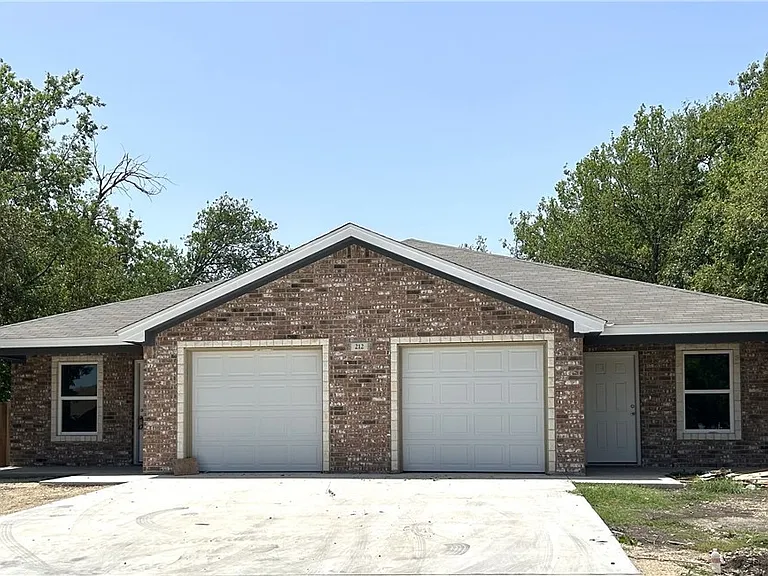 212 W Dove Ln — Photo 1