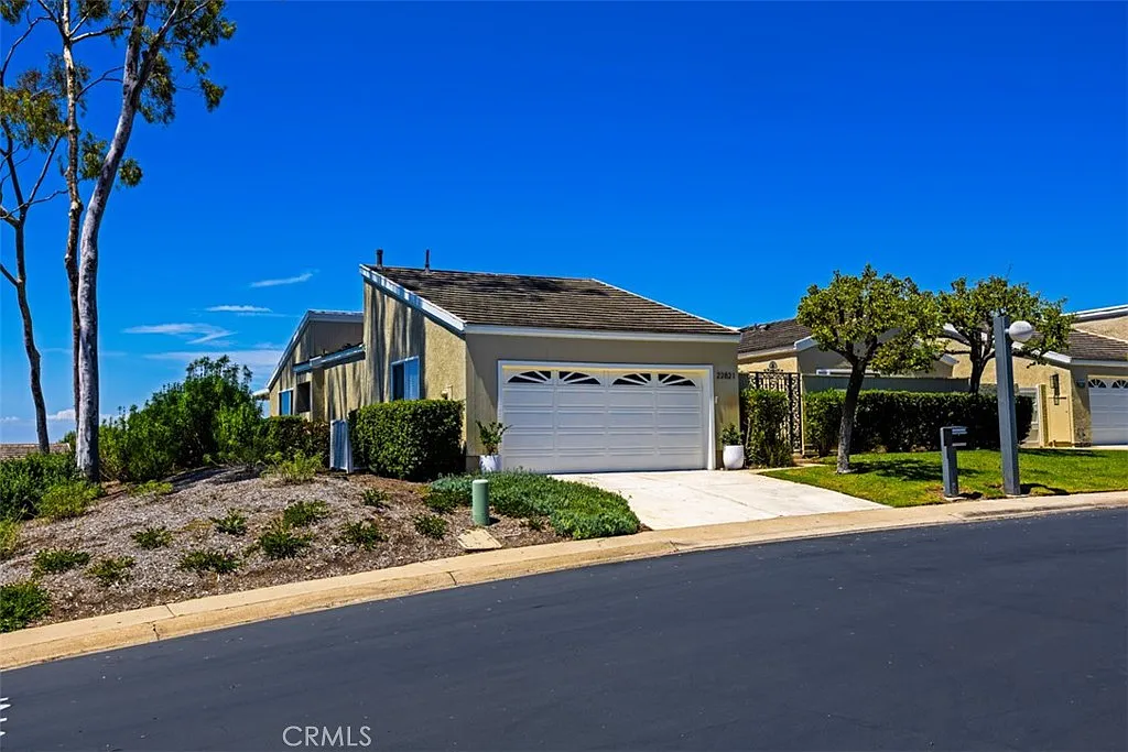 3 bed, 1642 sqft, $6,975 — Photo 2