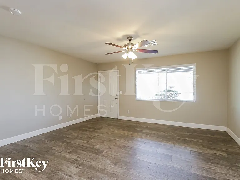 1001 E Seldon Ln — Photo 3