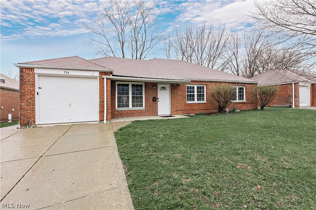 754 Hemlock Dr photo 1