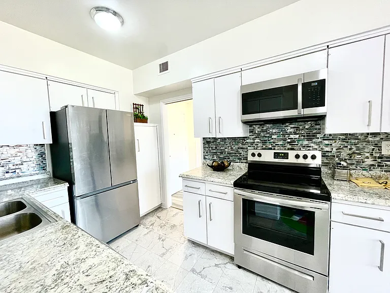 Occidental Towers Apartments — Photo 161