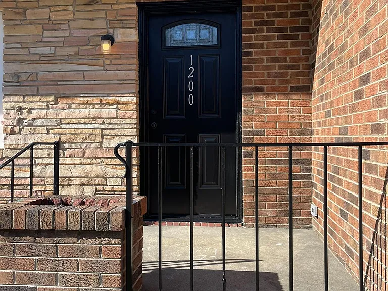 1200 E Holly St — Photo 1