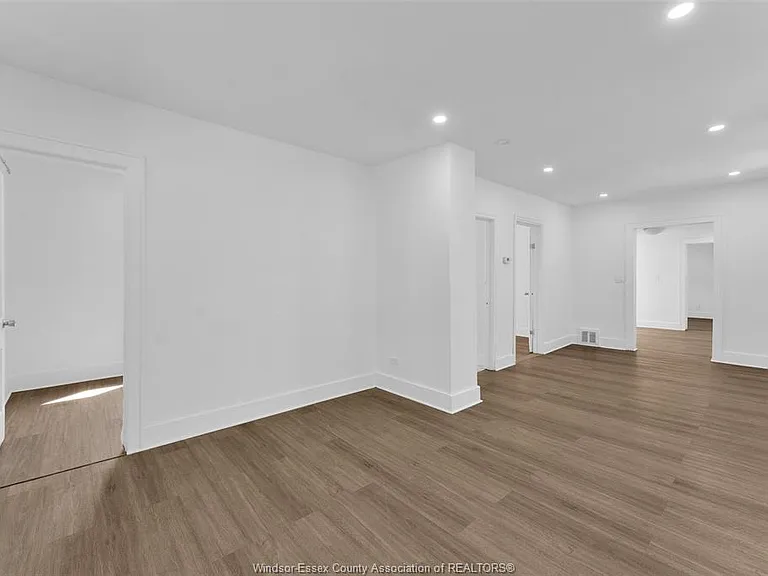3622 Queen St — Photo 4