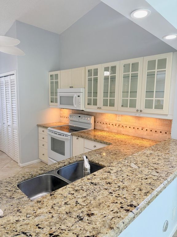 2351 NE 14th Street Cswy APT 537, photo 9