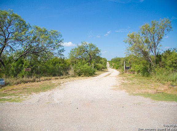 2nd image of 840 Atascosa County Road 101