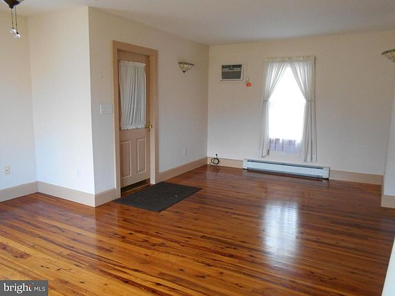 2nd image of 5841 Hudson Wharf Rd