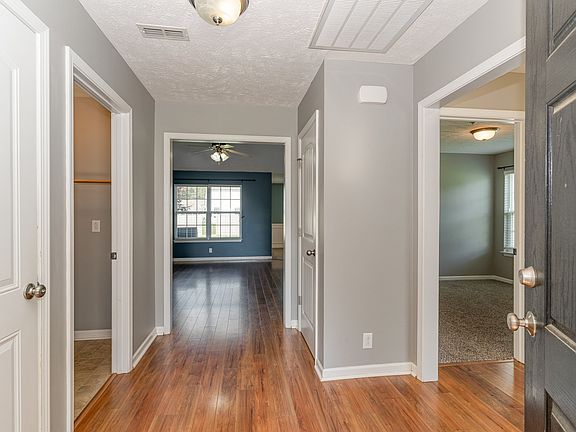 4th image of 604 Creekpoint Ln