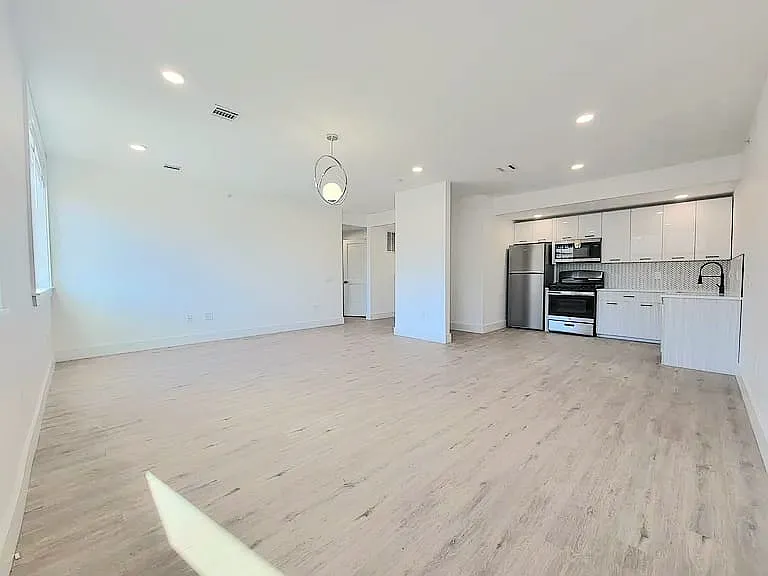 205 Mount Vernon Ave #203 — Photo 3
