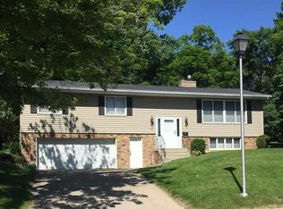 832 N 9th St, Saint Peter, MN 56082