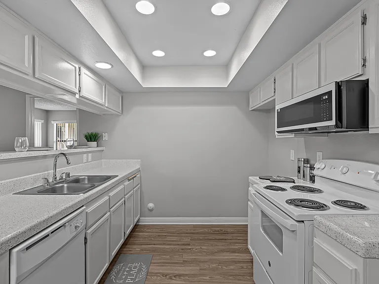 La Sierra Apartments — Photo 40