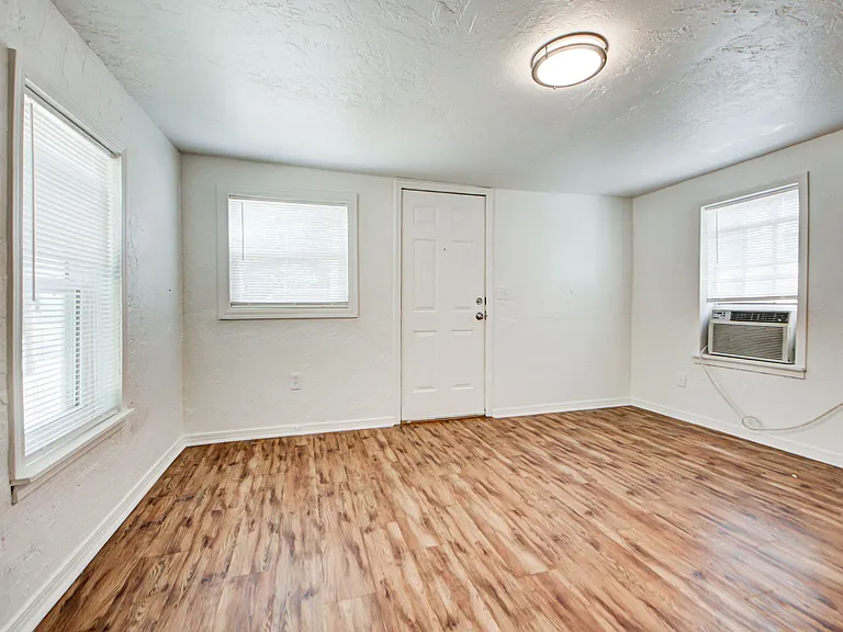 204 S Stewart Ave — Photo 6
