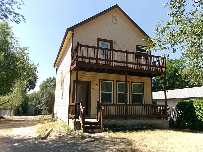 2429 E Monument St — Photo 2