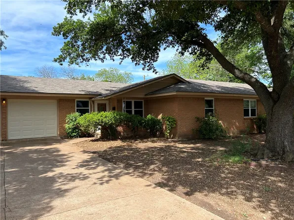 1305 W 3a St, Mc Gregor, TX 76657