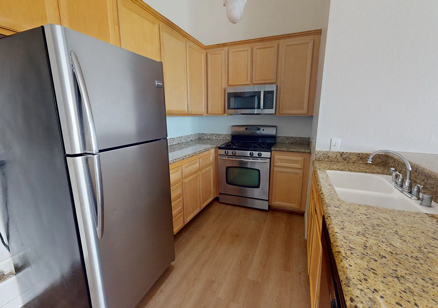 3 Bed Condo | End Unit | Gated community — Photo 4