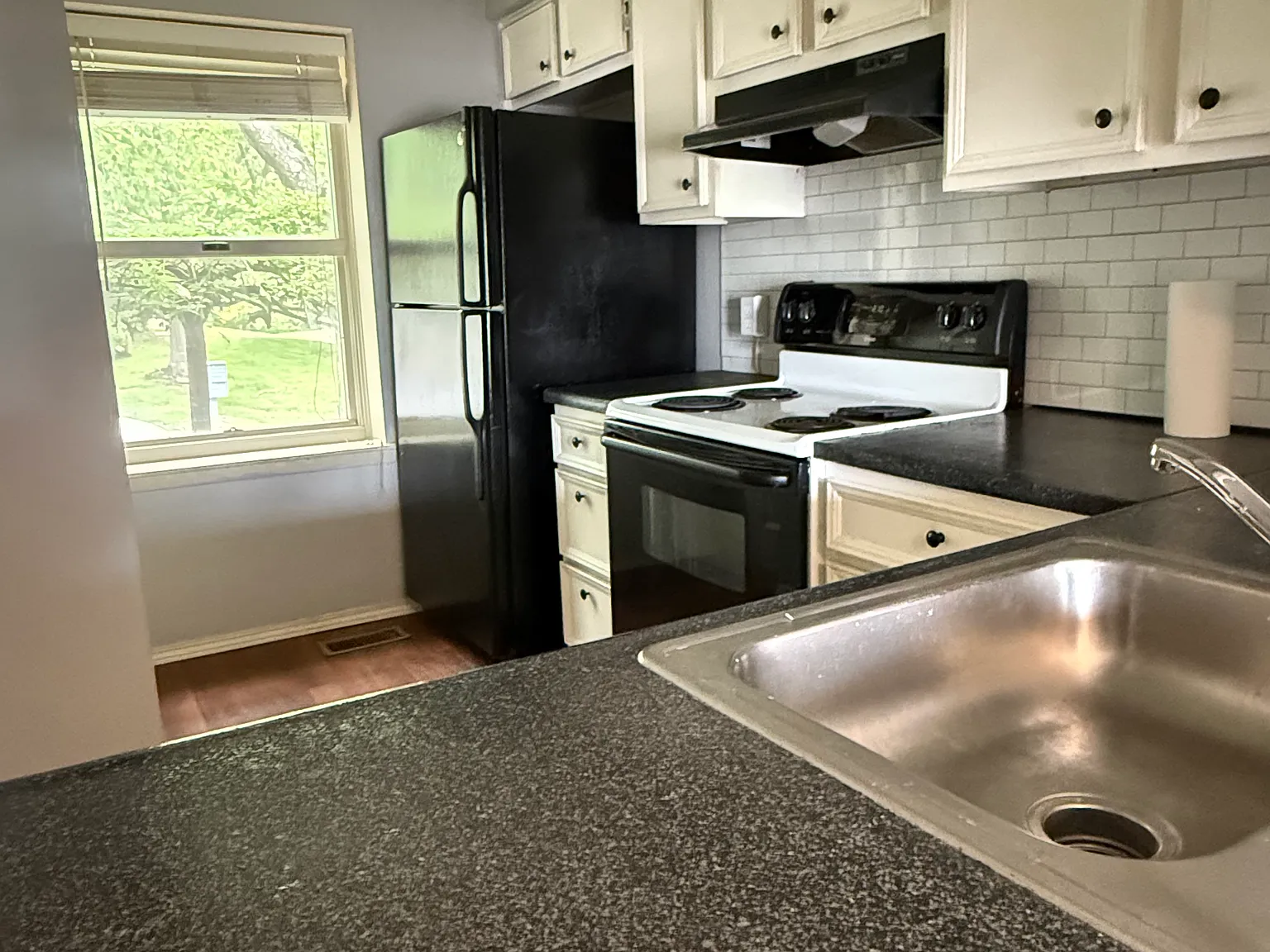2 bed, 1.5 bath, 930 sqft, $1,665 — Photo 2