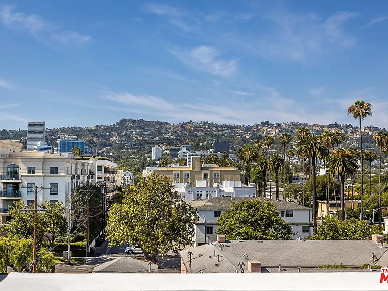 137 N Doheny Dr #4 — Photo 22