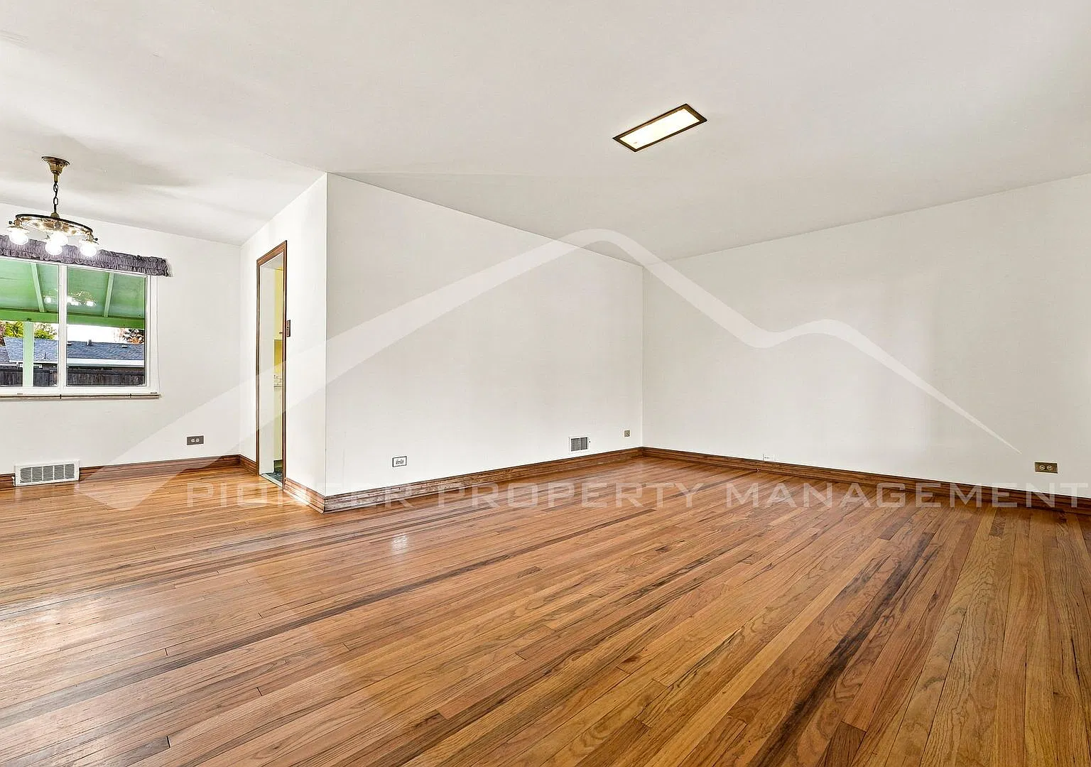 Spacious Home with Huge Backyard and Washer/Dryer — Photo 3