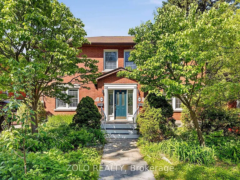 392 Piccadilly Ave N — Photo 1