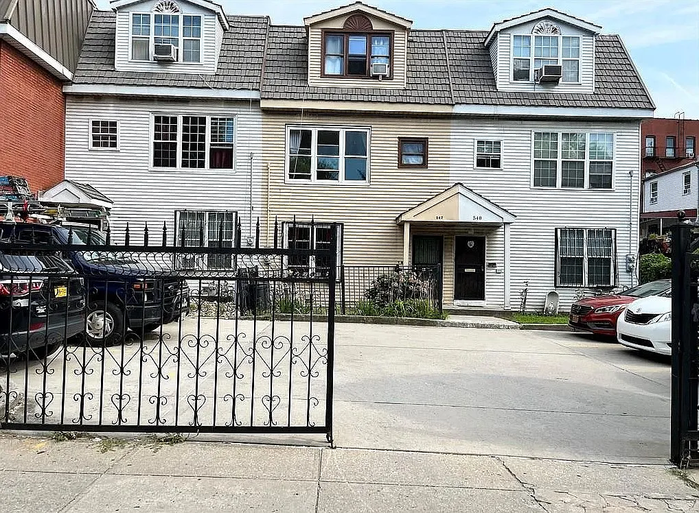 3 bed, 1800 sqft, $3,670 — Photo 1