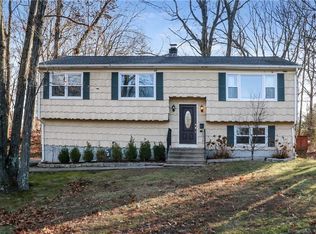 25 Garland Cir, Bridgeport, CT 06611
