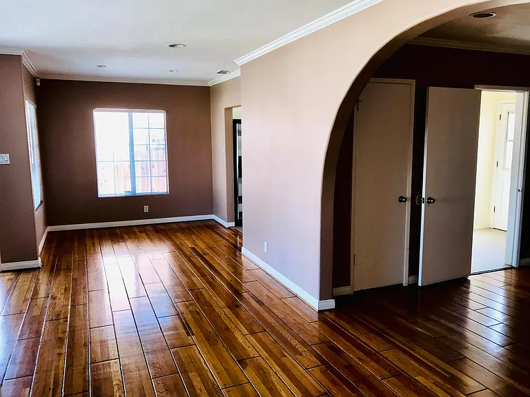 Peg and groove Oak hard wood floors!