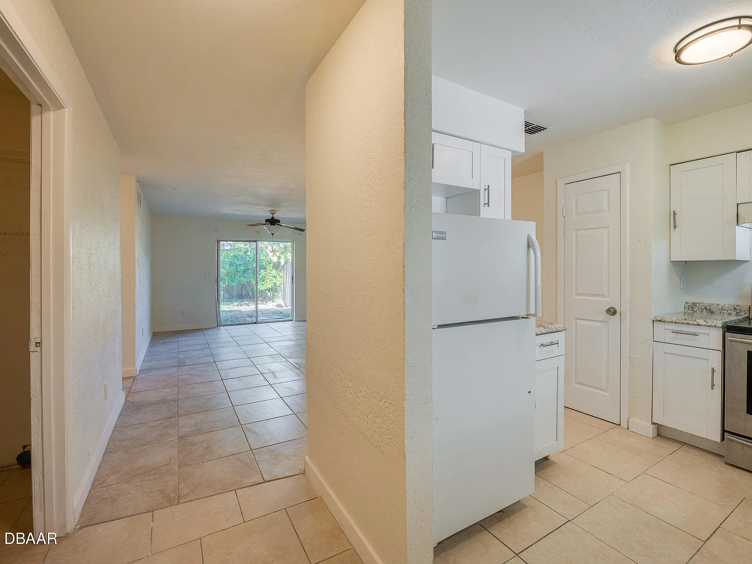 2 bed, 1.0 bath, 939 sqft, $1,650 — Photo 2