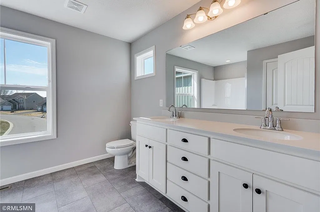 4 bed, 2.5 bath, 2184 sqft, $2,900 — Photo 3