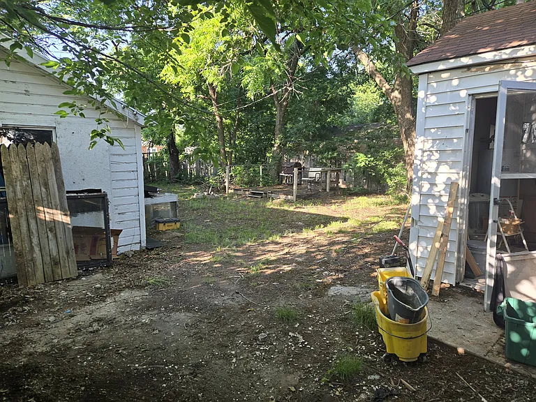 309 E Douglas Dr — Photo 2