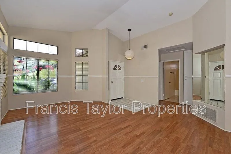 3 bed, 2.0 bath, 1288 sqft, $4,000 — Photo 2