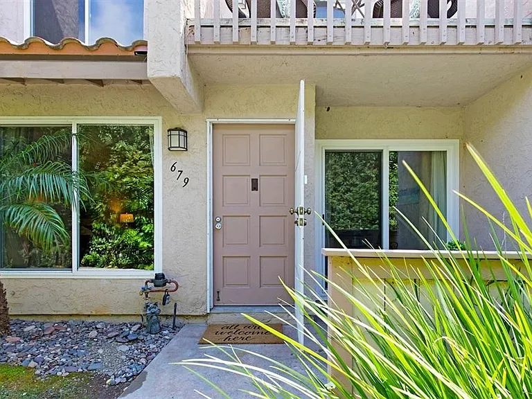 679 Ascot Dr — Photo 2