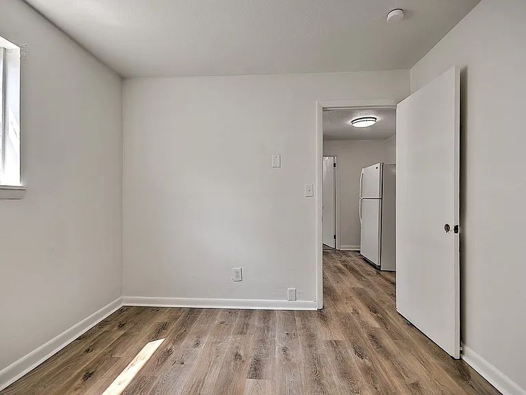 716 W G St — Photo 12