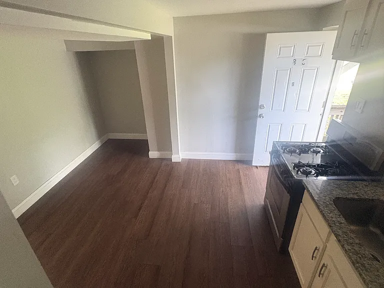 700 Woodbourne Ave #9 — Photo 4
