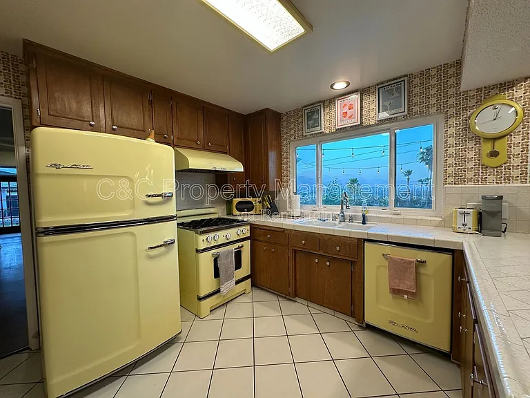 425 Edgerton Dr — Photo 6