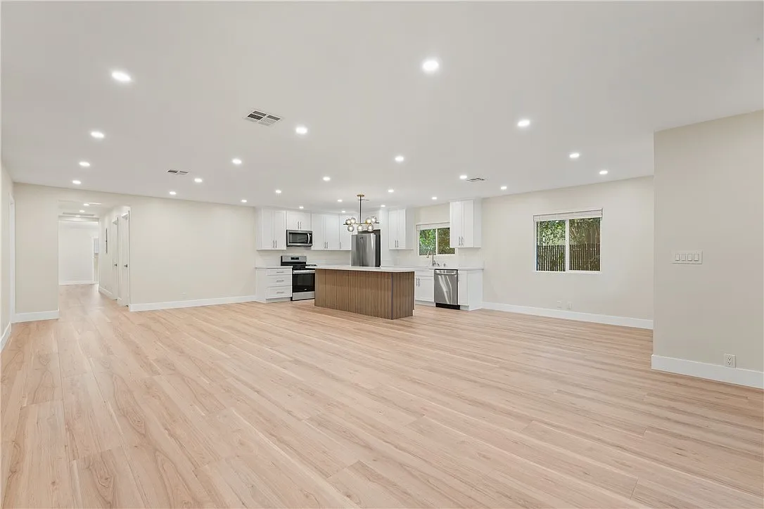 4 bed, 2400 sqft, $5,400 — Photo 4