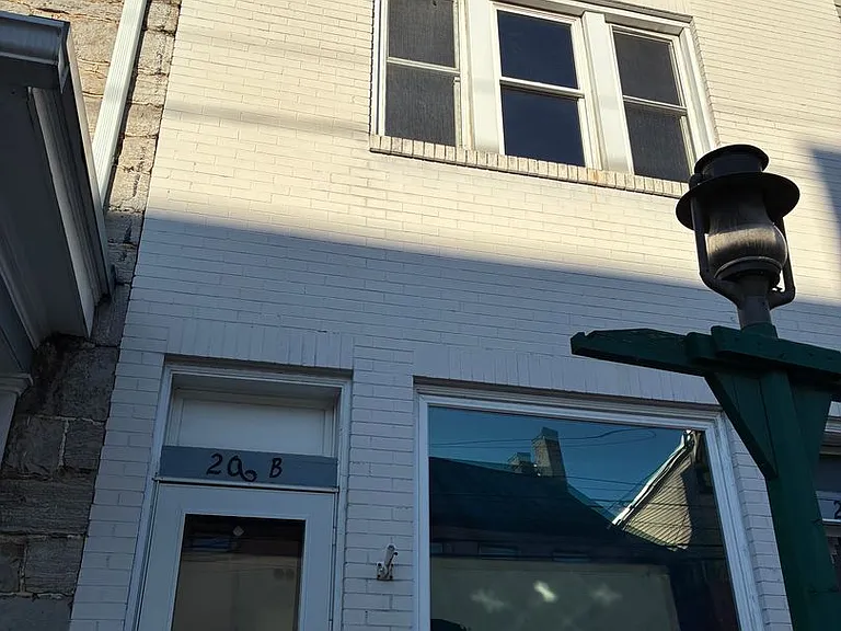 206 Lincoln Way E — Photo 2