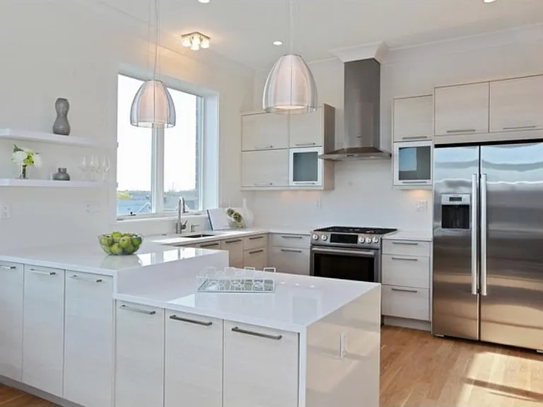 2405 N Greenview Ave #4 — Photo 1