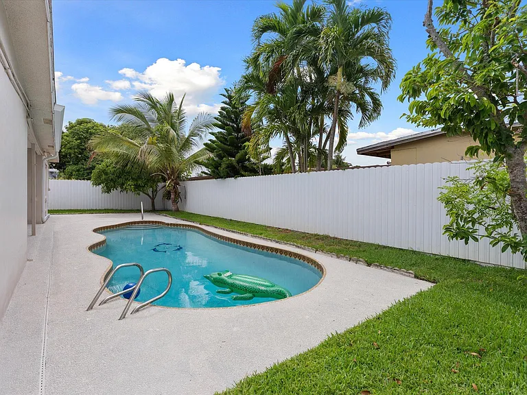 6515 SW 8th Pl — Photo 33