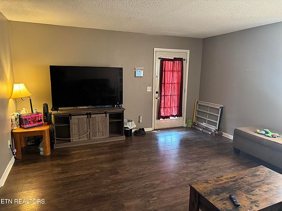 5th image of 902 Rosedale Ave