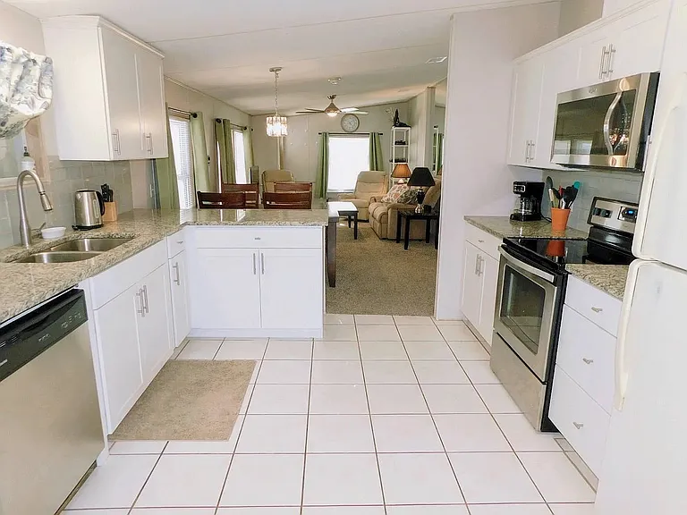 75 Hewlett Dr — Photo 3
