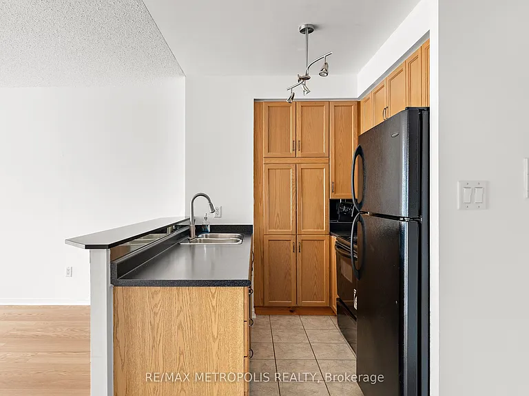 2495 Dundas St W #412 — Photo 12