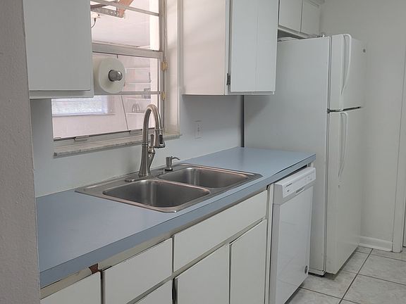 2nd image of 625 Key Largo Dr S