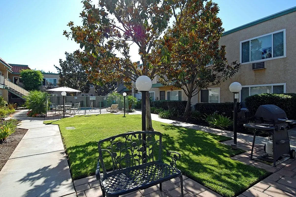 Landmark Gardens Apartments — Photo 1