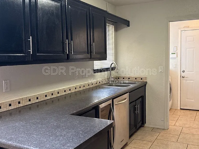 5828 Elmwood Dr NE — Photo 6