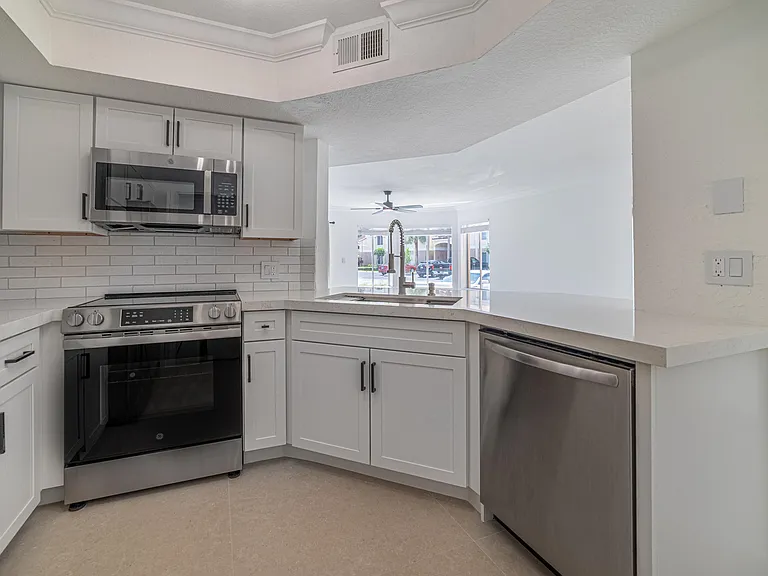 815 W Boynton Beach Blvd #12-106 — Photo 6