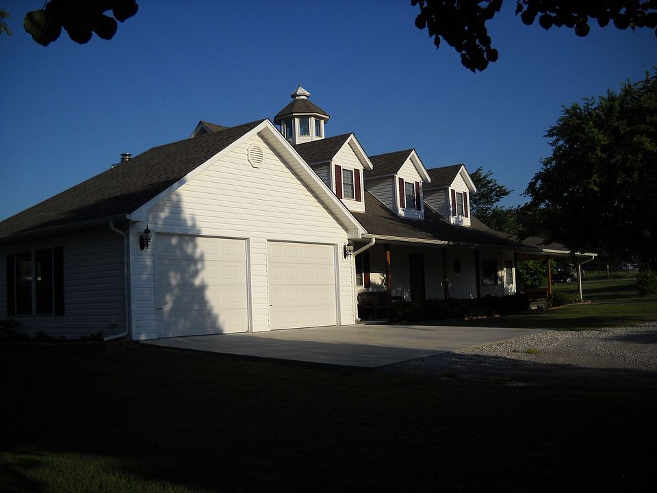 4 bedrm, 2.5 bath, 2 living rooms, 2 sitting rms, on 20 acres