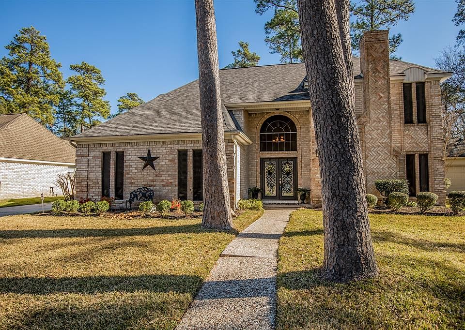 WELCOME to Terrawren Lane... pebbled walkway towering trees, manicured landscaping and elegant double entry doors greet guests. Solar screens on front windows.