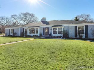 2S350 Arrowhead Dr, Wheaton, IL 60189