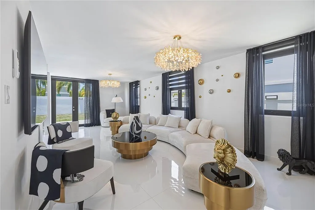 5 bed, 4.5 bath, 5564 sqft, $10,000 — Photo 4