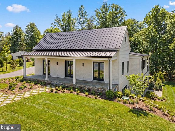3rd image of 4 Foxtrot Knoll Ln