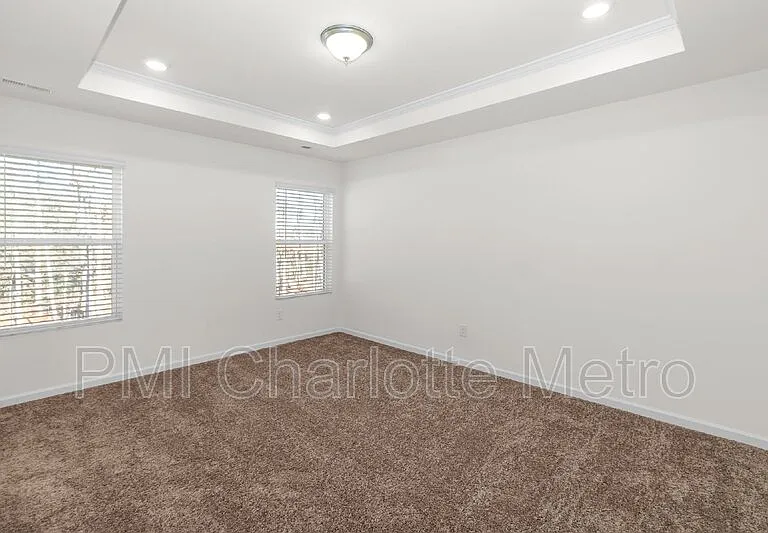 2831 Aubrey St — Photo 6